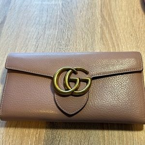 Gucci ladies’ wallet.